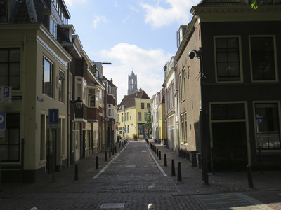 906461 Gezicht door de Hardebollenstraat te Utrecht, waar de peeskamers op last van burgemeester Wolfsen gesloten zijn, ...